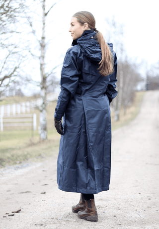 Regnkappa Olympia Navy - Anpassad för ridning -  från  NOVA