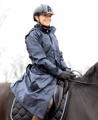Regnkappa Olympia Navy - Anpassad för ridning -  från  NOVA