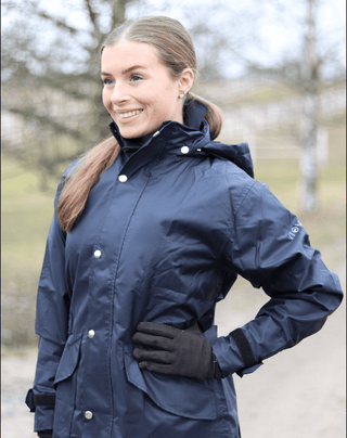 Regnkappa Olympia Navy - Anpassad för ridning -  från  NOVA