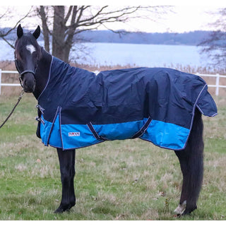 Regntäcke Halvhals Cyclone 100g Navy/Cobalt lagom varmt utetäcke  -  från  NOVA