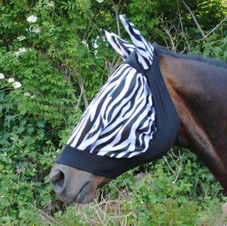 Flughuva mjuk från Nova I färg zebra med elastisk del funt nos käke och runt öronen. 